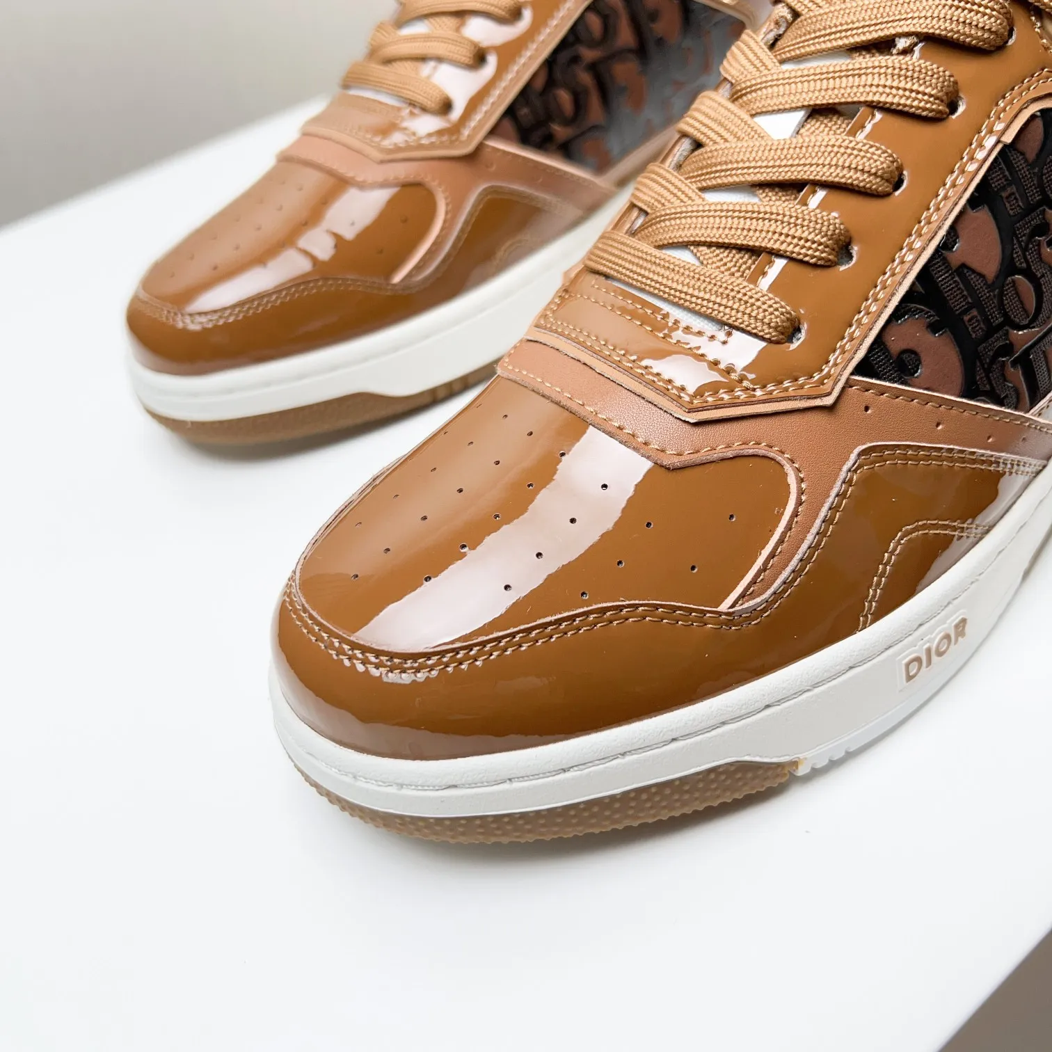 Men's Men's Shoes 💰400 [New] 🦩🦩Dior - Low-top sneakers 2025 spring men's collection new arrivals [Celebrate][Celebrate][Celebrate], reinterpret the basketball shoe design and become a classic Dior item [Strong][Strong][Strong], crafted in black and cream white smooth cowhide with beige suede, leather display on the side The CD logo, tongue, sole and back side are decorated with various distinctive details to enhance the style[666][666], while eyelet details, topstitching and rubber panels highlight the dynamic charm of its athletic style[strong][strong][strong]. It has a two-color rubber sole, which can be matched with various clothing to create a refined look. Size: 38 to 44 (45 can be customized